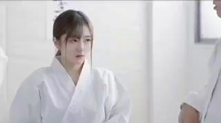 逞強，不過被男友甩了還是寂寞，於是跟著搭訕師的女子—美容部員：有紗